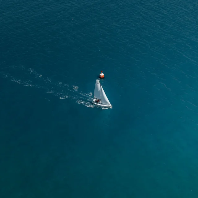 Luchtfoto van een zeilboot in de baai van Bénodet