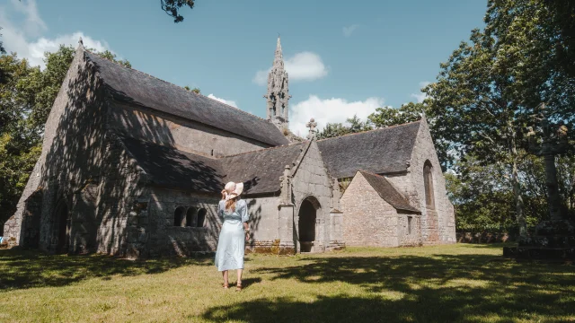 Young woman admiring the façade of the Chapelle de Perguet in Bénodet