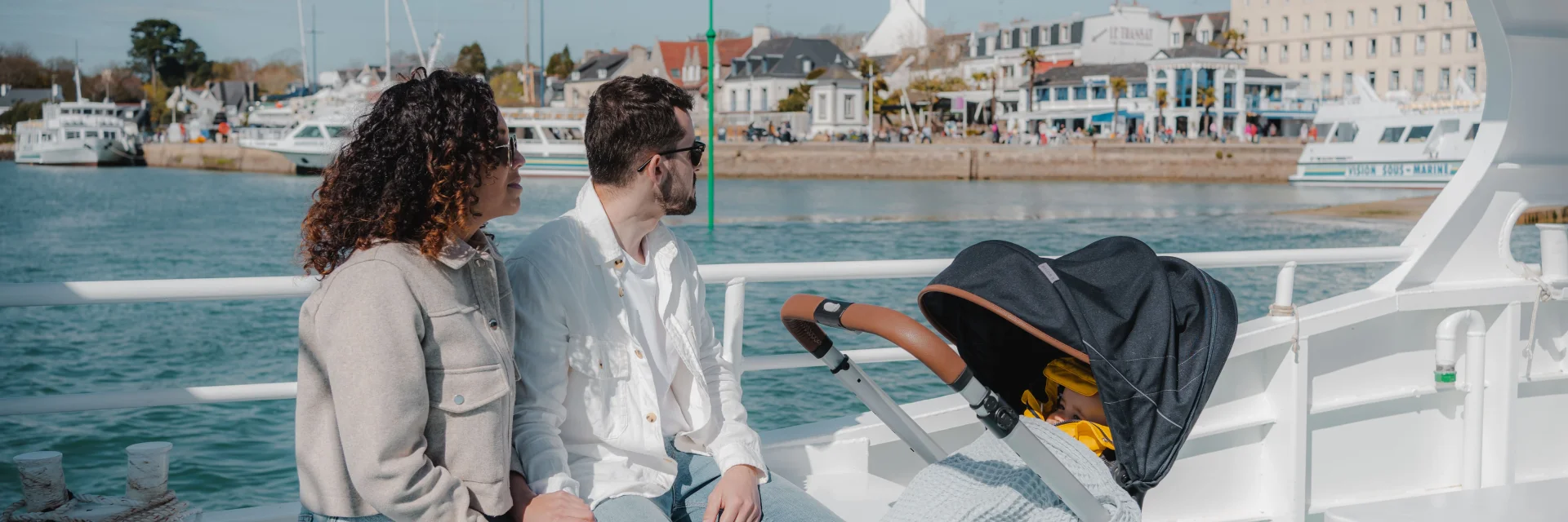 Paar met kinderwagen op de Bac piéton tussen Bénodet en Sainte-Marine