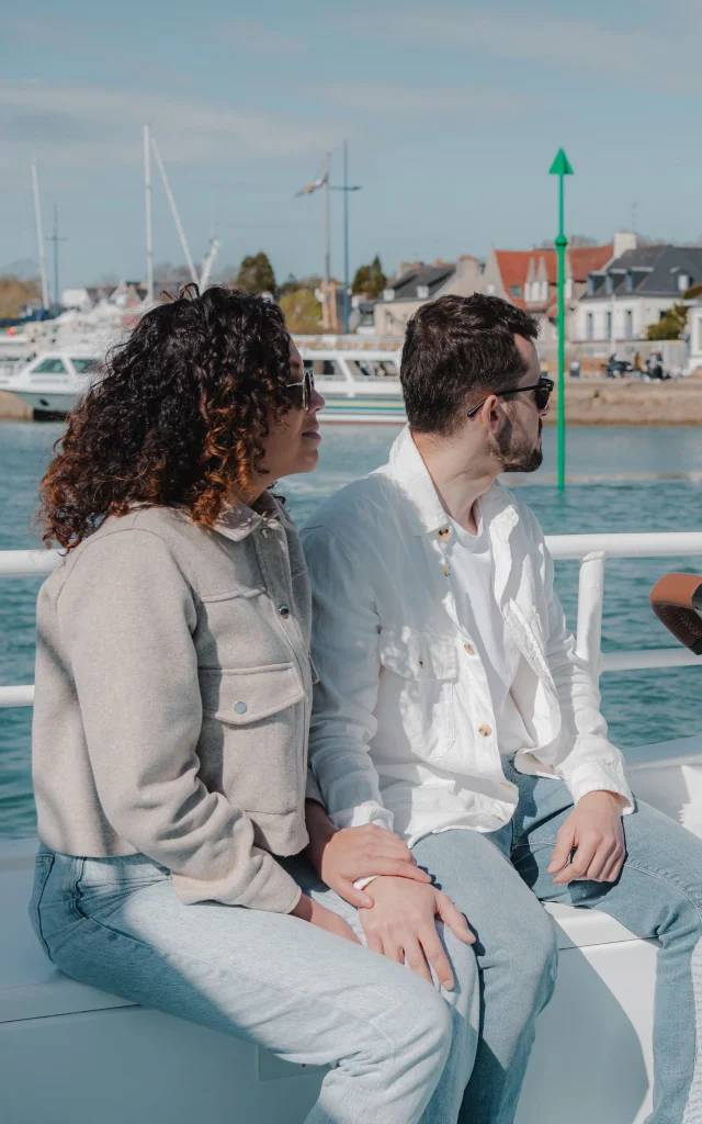 Paar met kinderwagen op de Bac piéton tussen Bénodet en Sainte-Marine