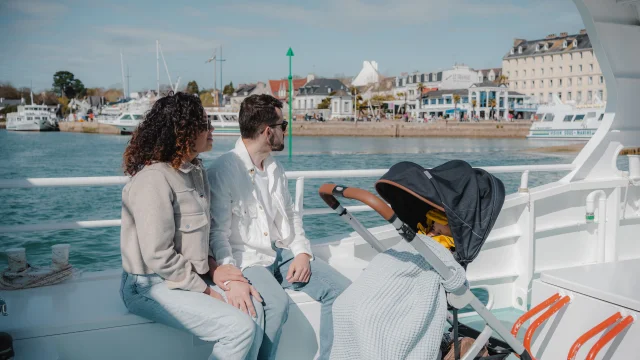 Couple avec poussette sur le Bac piéton entre Bénodet et Sainte-Marine