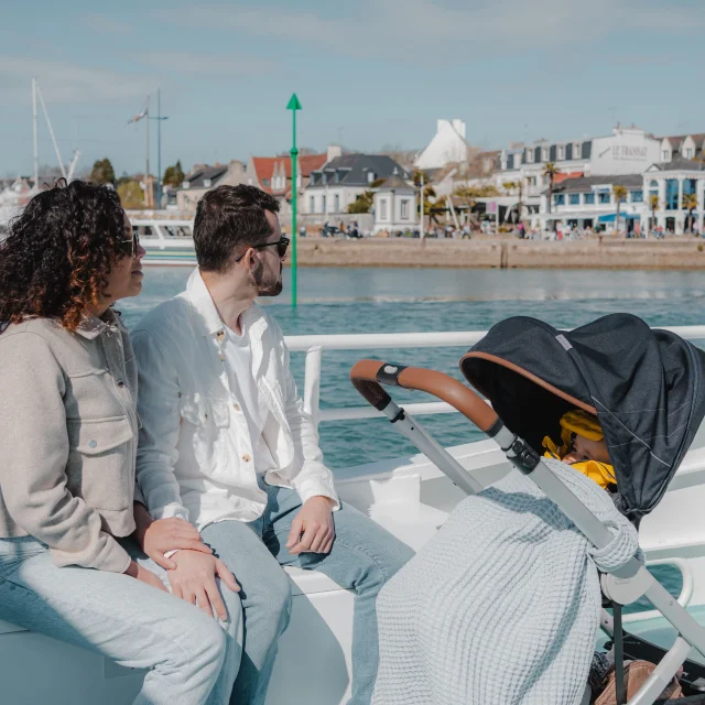 Couple avec poussette sur le Bac piéton entre Bénodet et Sainte-Marine