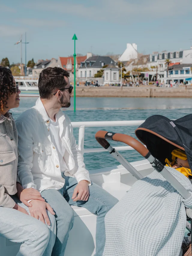 Couple with pushchair on the Bac piéton between Bénodet and Sainte-Marine