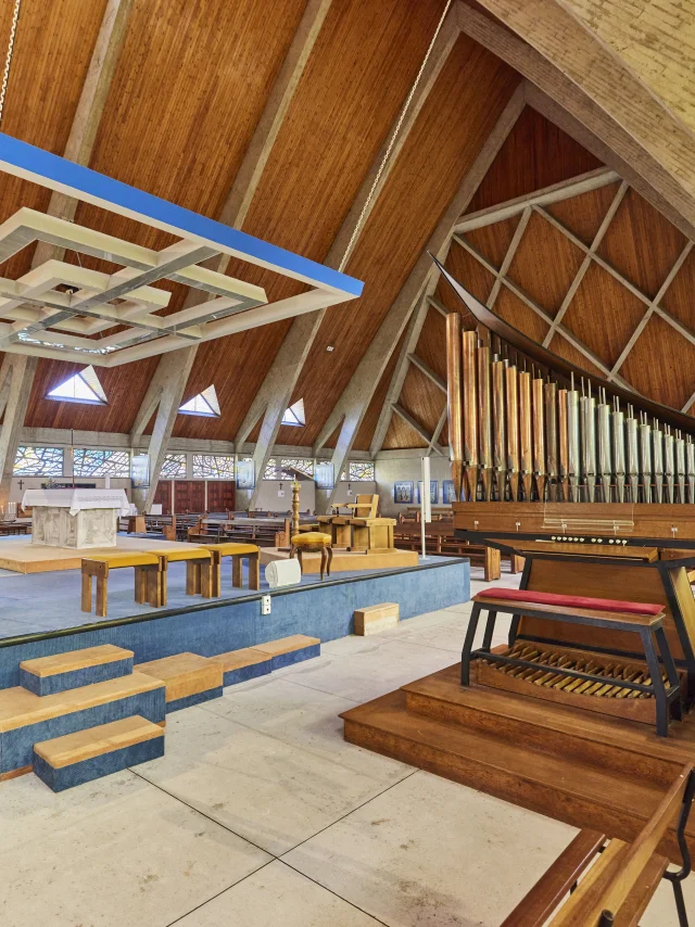 Organ and altar of the Church of Notre-Dame de la Mer
