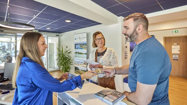 Holiday advisor providing information to visitors to the Bénodet Tourist Office