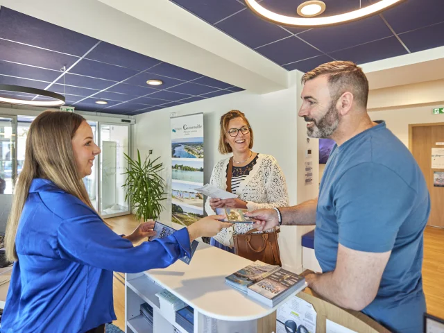 Reiseberaterin, die Besuchern im Office de Tourisme in Bénodet Auskunft gibt