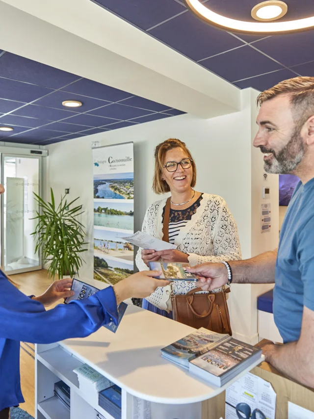 Vakantie-adviseur die informatie verstrekt aan bezoekers van het toeristenbureau van Bénodet