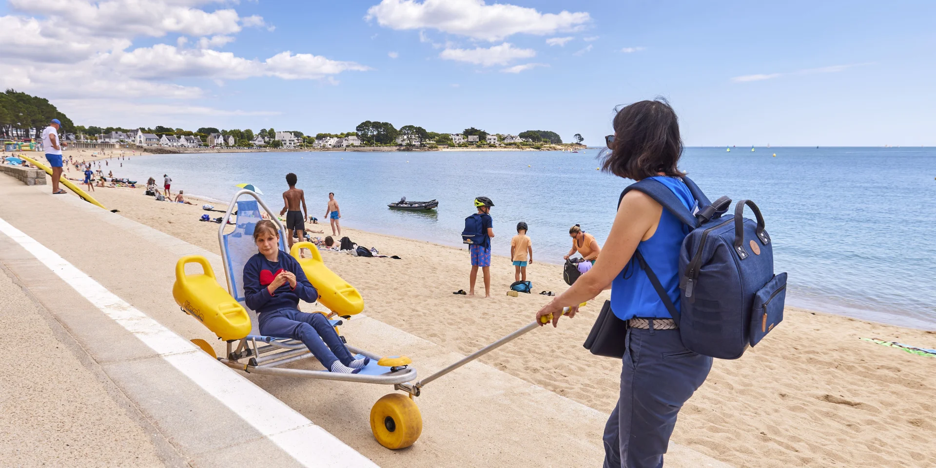 Usagers utilisant la Tiralo mis à disposition sur la plage du Trez