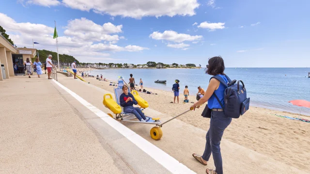 Usagers utilisant la Tiralo mis à disposition ur la plage du Trez