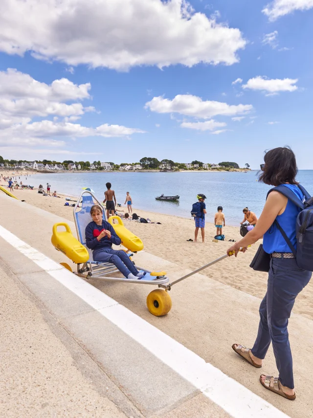 Usagers utilisant la Tiralo mis à disposition sur la plage du Trez