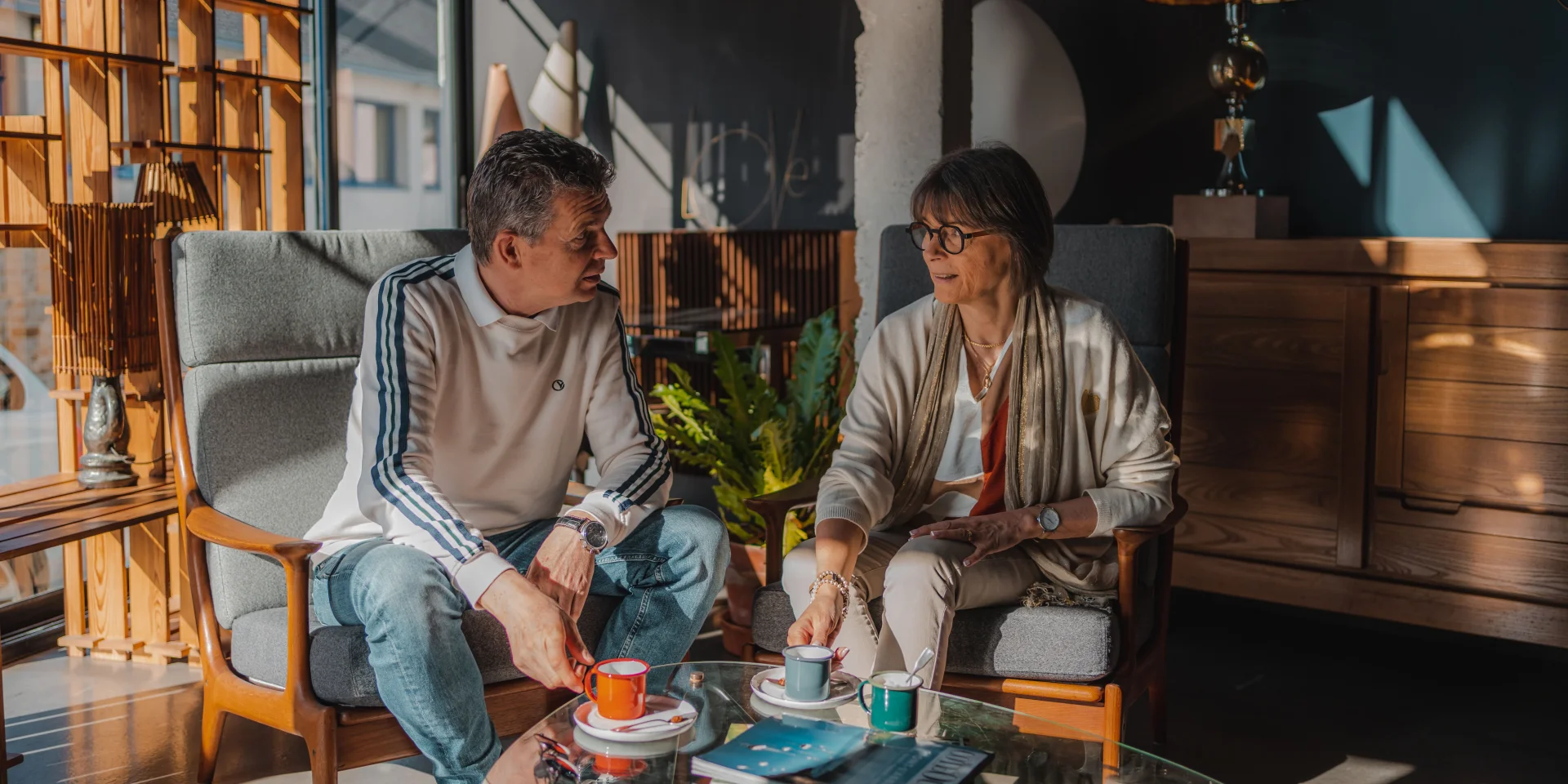 Couple enjoying a coffee at the Bateau Libre Hôtel - Wine & Cocktail Bar