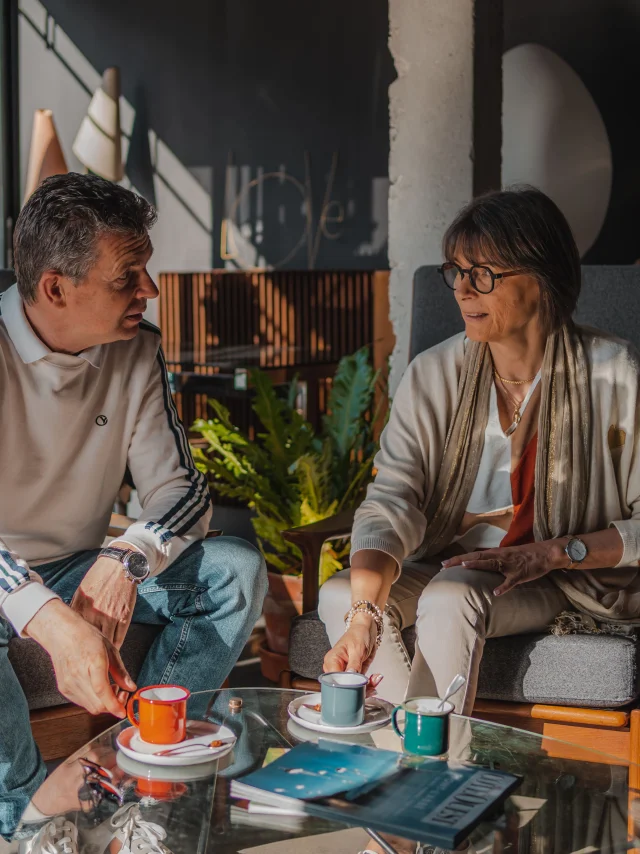 Couple enjoying a coffee at the Bateau Libre Hôtel - Wine & Cocktail Bar
