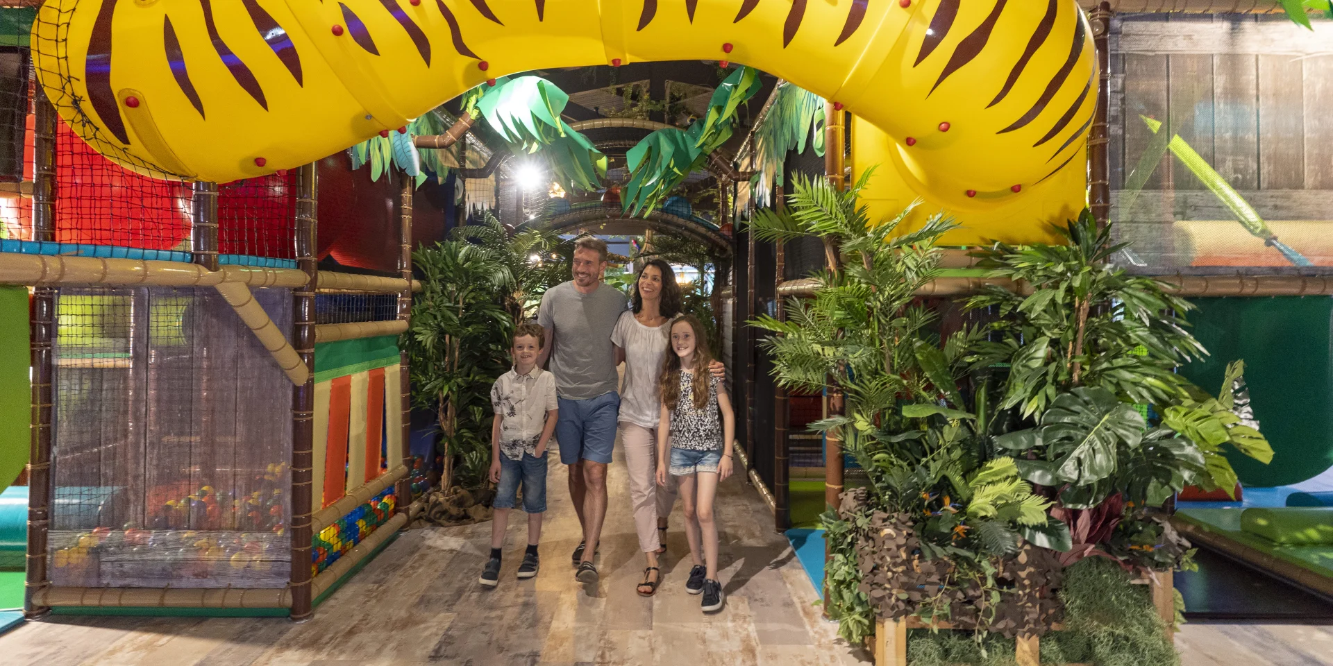 Family discovering the Pandaventure Park in Bénodet