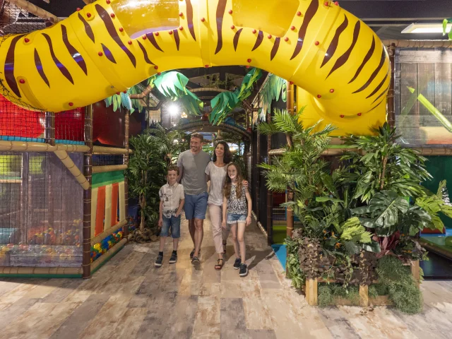 Family discovering the Pandaventure Park in Bénodet