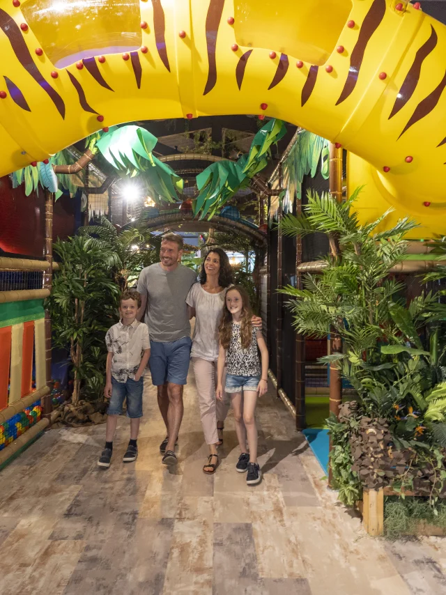 Family discovering the Pandaventure Park in Bénodet