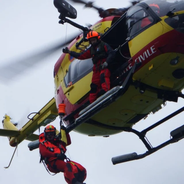 Sauveteurs dans l'hélicoptère de la SNSM