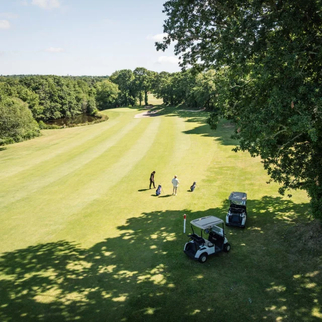 Vue aérienne du green du Golf Bluegreen de l'Odet