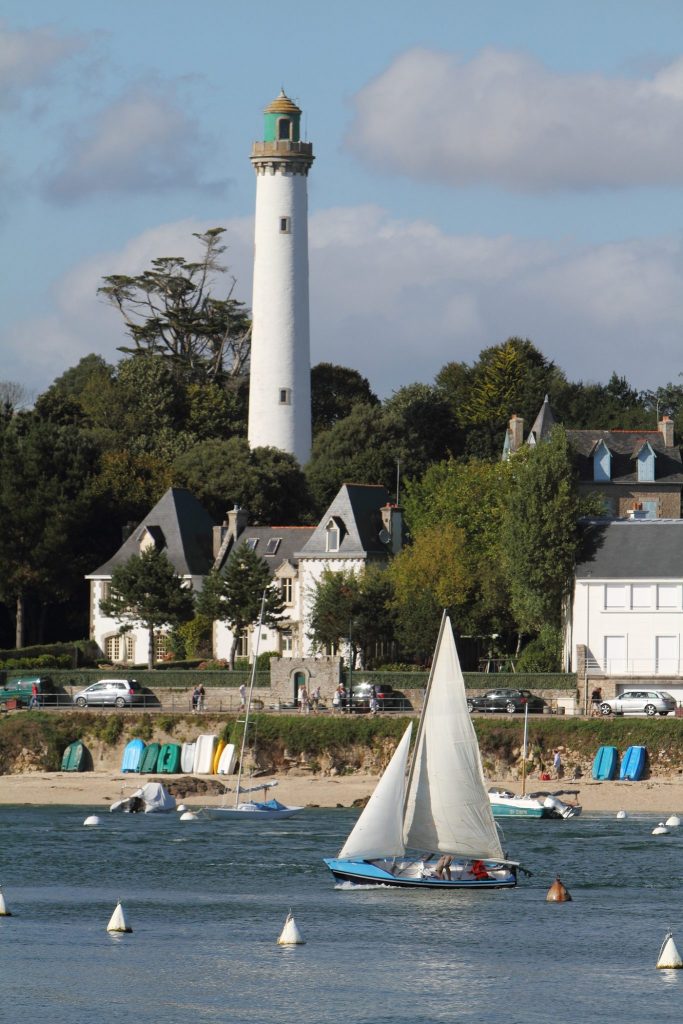 Phare de la Pyramide avec au premier plan un voilier sur l'Odet