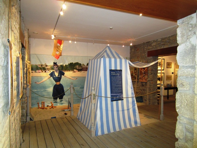 Ancienne cabine de plage bleue et blanche à l'intérieure du musée