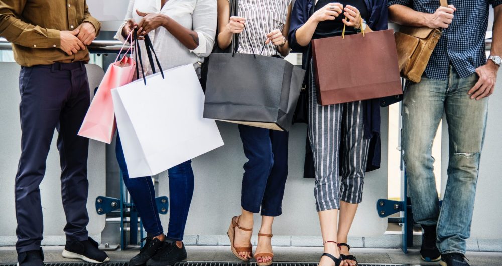 A group of people holding bags in Bénodet