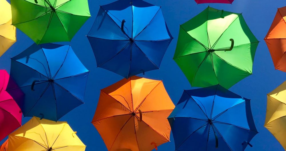 parapluies colorés sur fond bleu