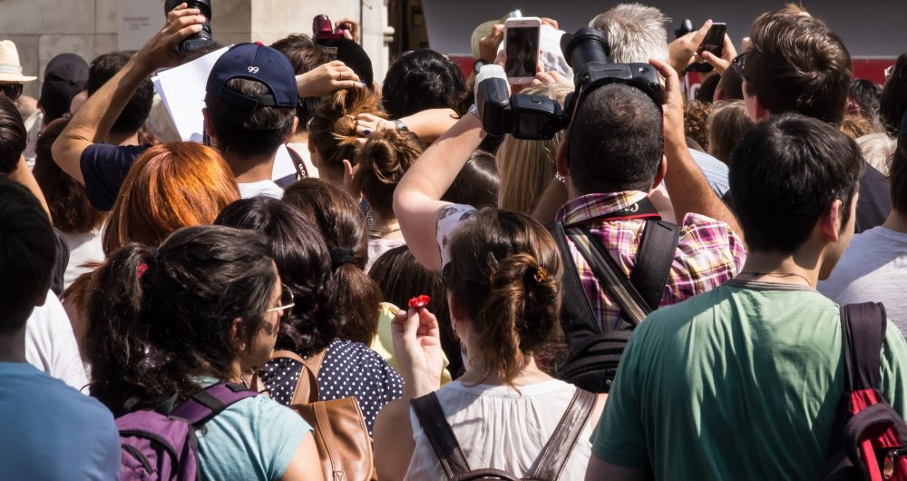 Groupe de touristes qui prend des photos