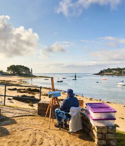 Painter facing the Coq beach