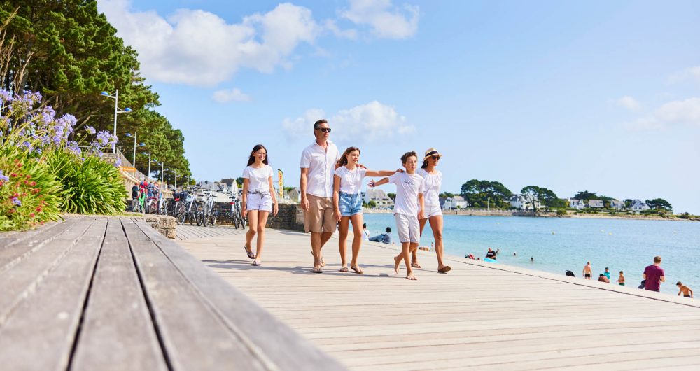 Familie am Strand von Trez spazieren