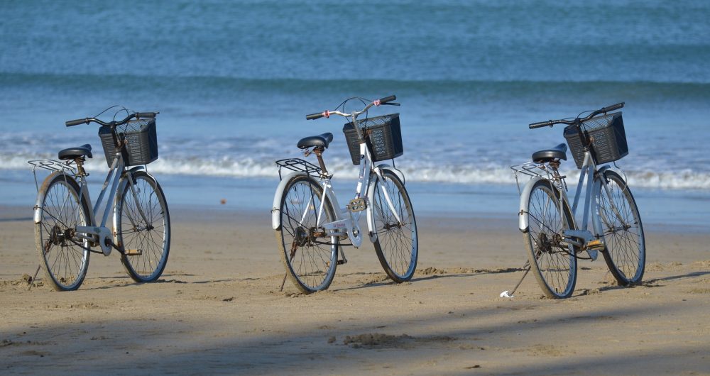 Drei Fahrräder am Strand