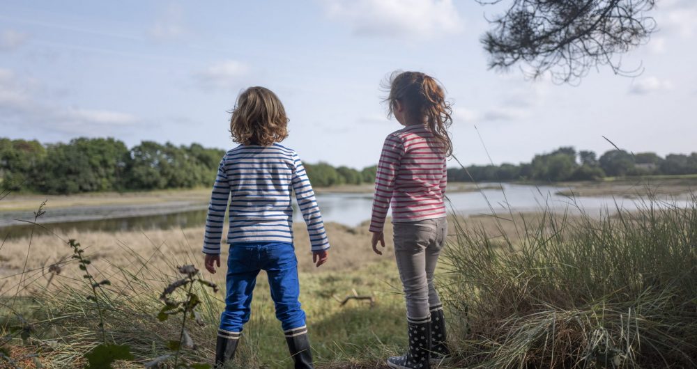 Kinderen kijken naar de moerassen