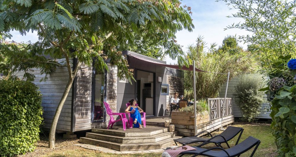 Koppel in een stacaravan op de camping