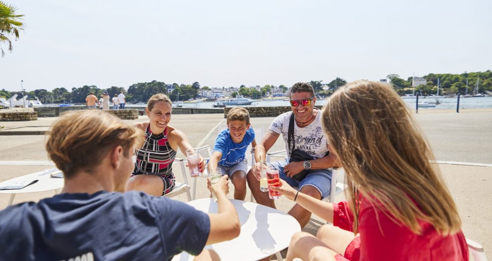 Glas op het terras aan de oude haven van Bénodet