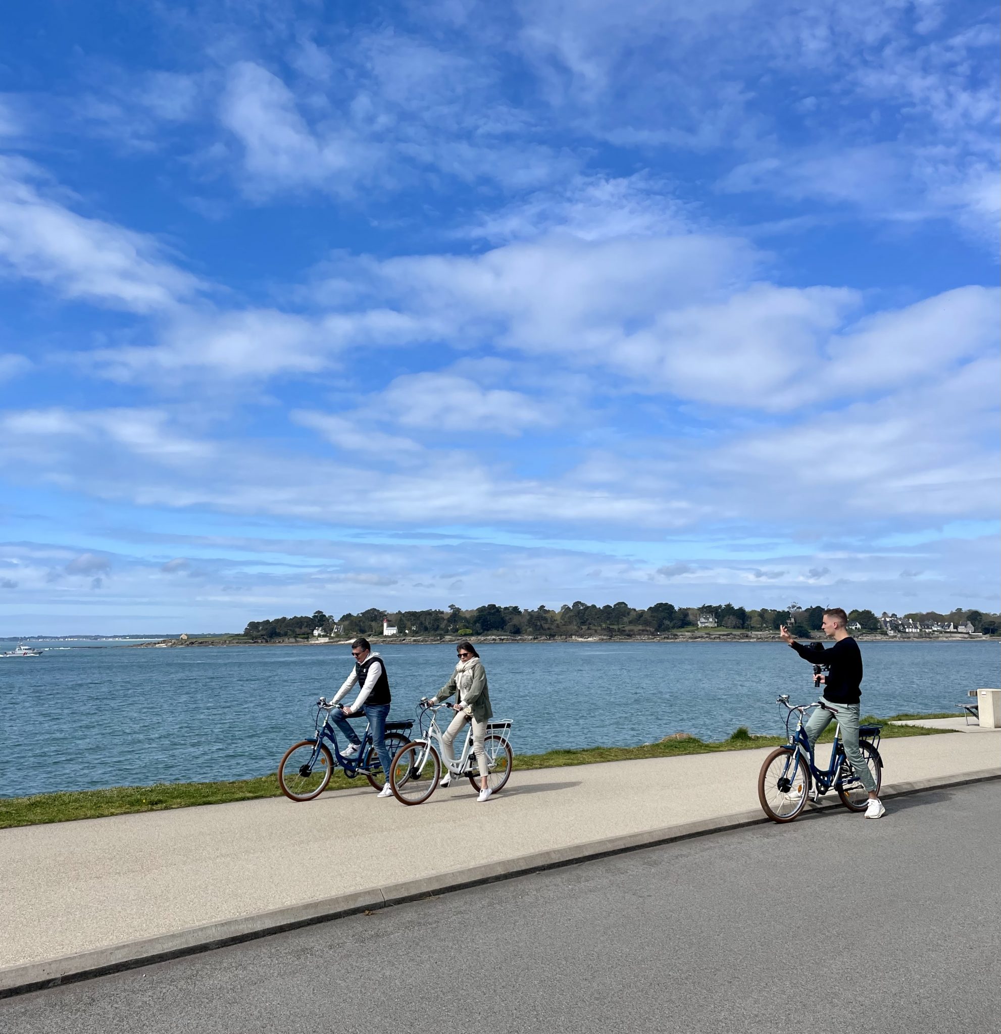 Fietsen op de kroonlijst van de zee