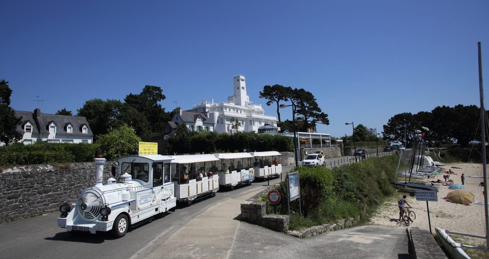 Le Petit Train devant le Minaret