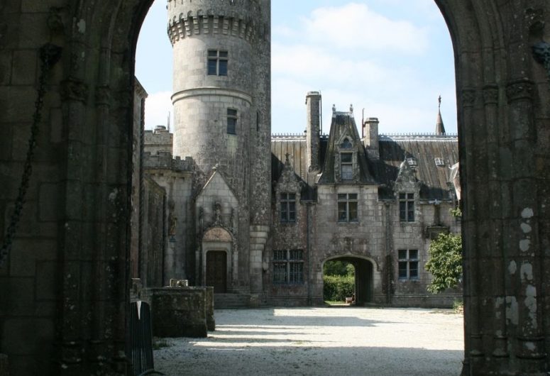 Chateau de Kériolet inner courtyard