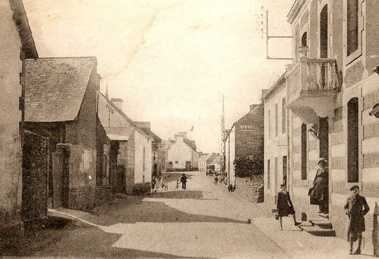 Vue sur l’entrée de l’école rue de Querrien