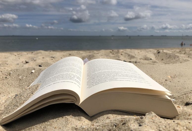Lire dans le sable – Pouldreuzic – Pays Bigouden