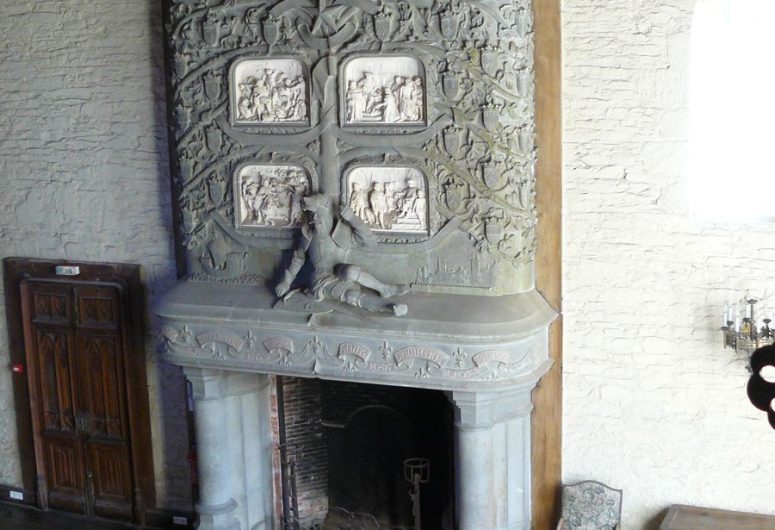 Keriolet castle fireplace guard room