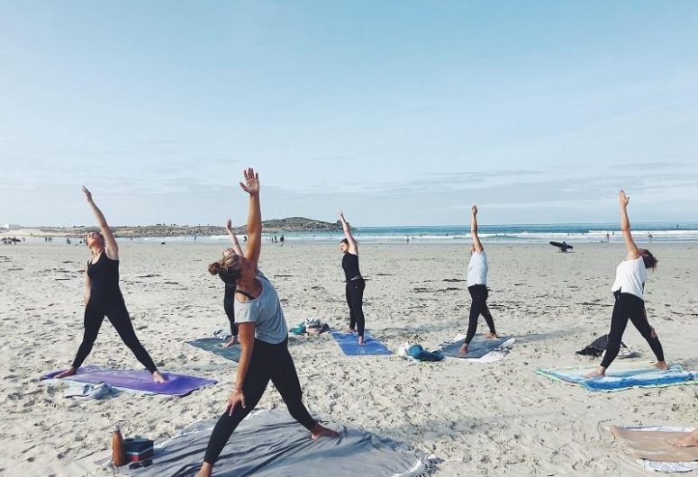 Cours de yoga sur la plage – Plomeur – Bigoudenjoy