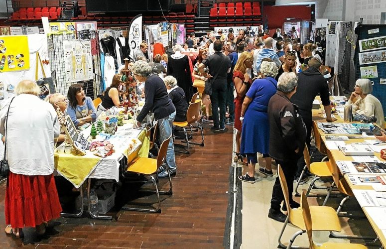 l-une-des-trois-allees-du-forum-des-associations-de-moelan_4788790