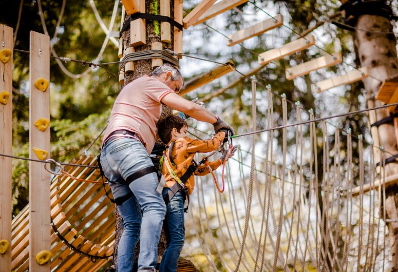 familie-uitje-vrijetijdspark-boomklimmen-experia-park-benodet-quimper